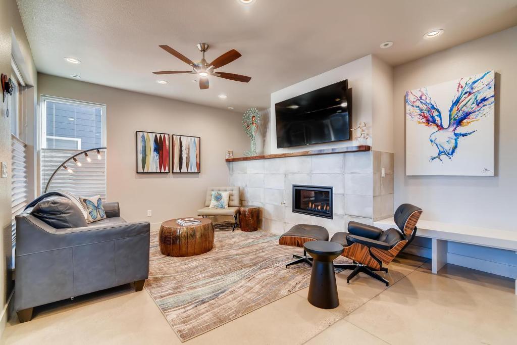 Fancy Townhome near Old Town, Breweries and River! image