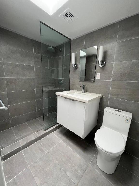 Super Cute room in Architectural Home photo 3