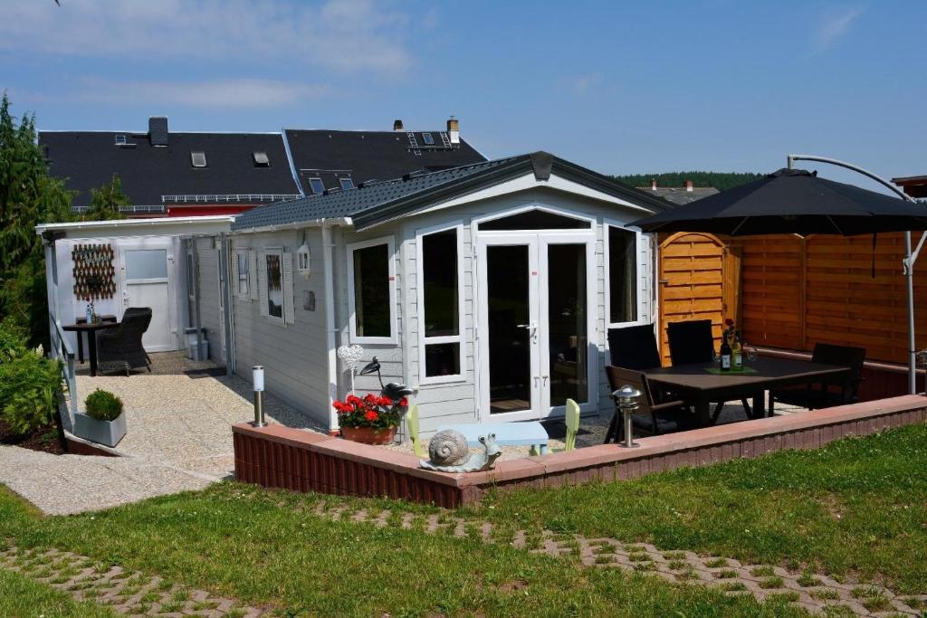 Ferienhaus für zwei Erwachsene und zwei Kinder mit Terrasse - b56212 photo 1