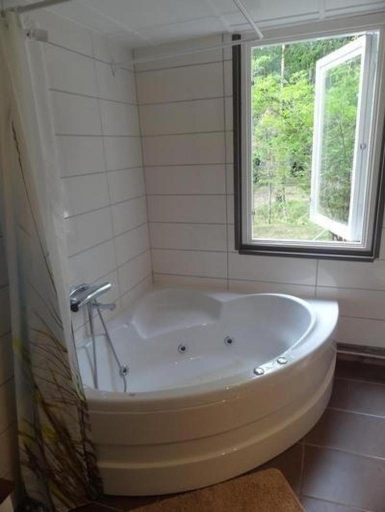 Renoviertes Ferienhaus in Fallhult mit Sauna, Terrasse und Garten photo 4