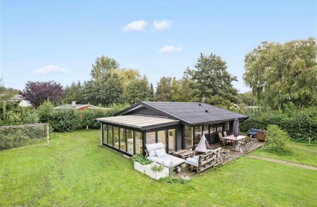 charmerende sommerhus med god udeplads