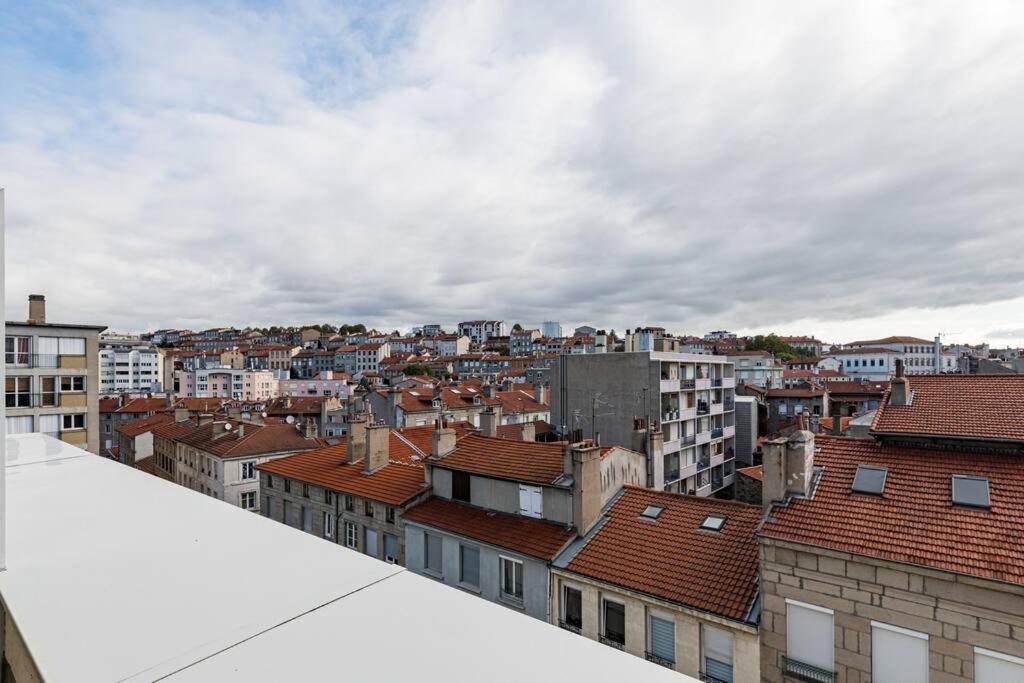 Célestine Parisien terrasse parking photo 2