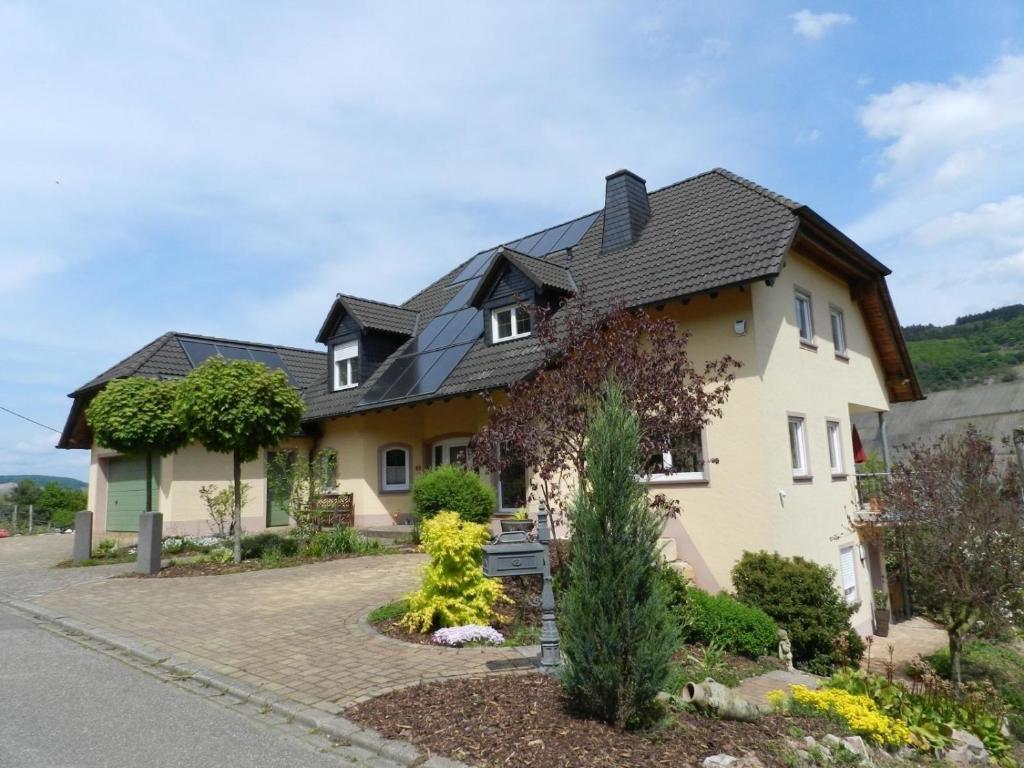 Schöne und modern eingerichte Ferienwohnung mit Terrasse und Moselblick