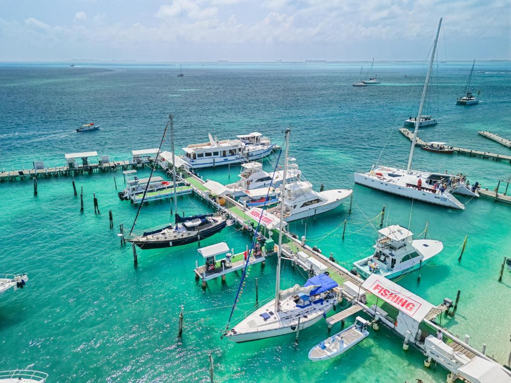 Walk barefoot to beach! Two bathrooms! Entire private sailboat photo 1