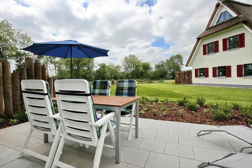 Schönes Ferienhaus in Boltenhagen mit Terrasse, Grill und Garten photo 1