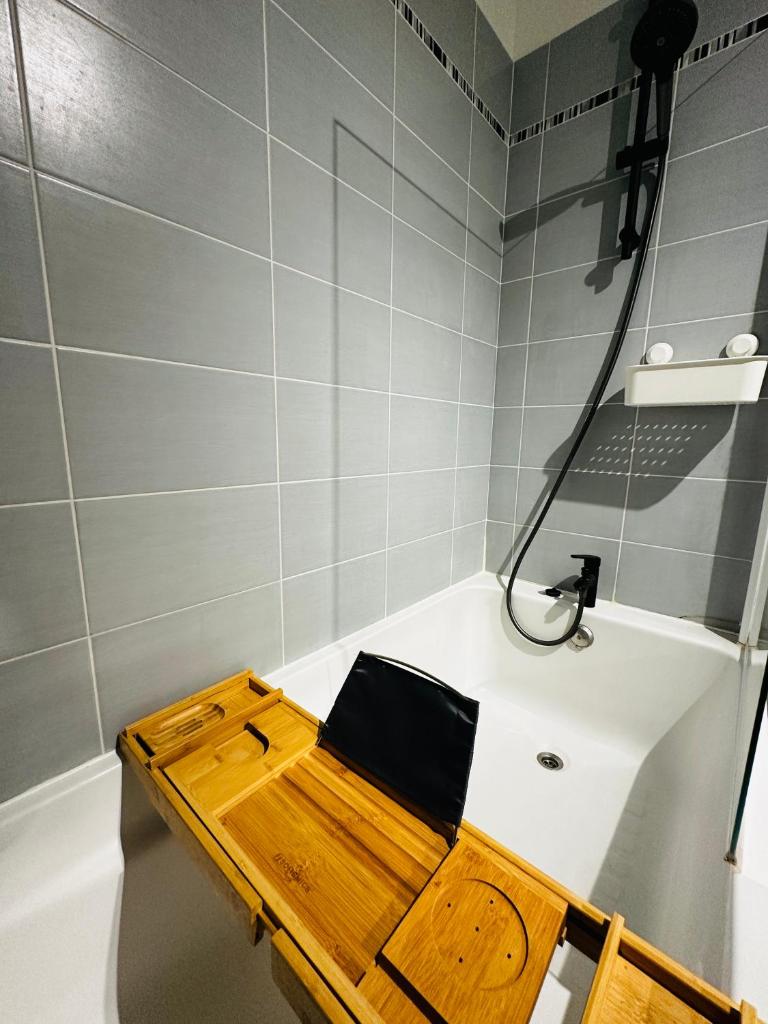 La Forêt des Pins - Entrée Autonome - Parking Privé - Netflix Draps Serviettes WiFi inclus photo 2