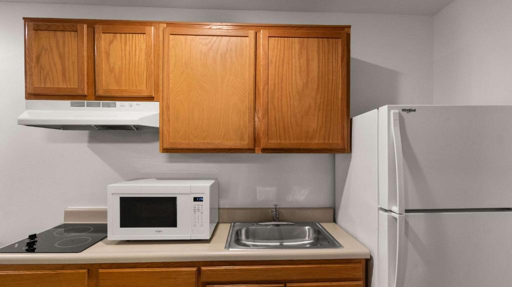 WoodSpring Suites Evansville photo 4