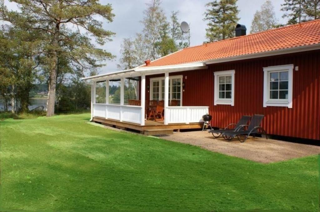 Gemütliches Holzhaus am See mit Boot und ideal zum Angeln photo 2