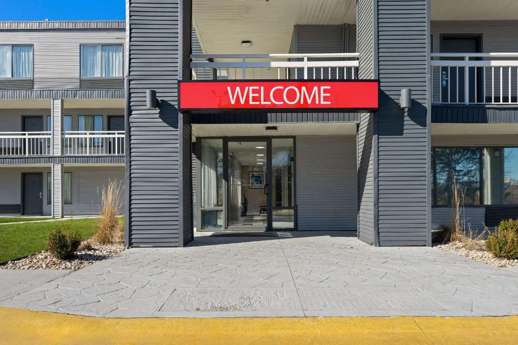 Econo Lodge image
