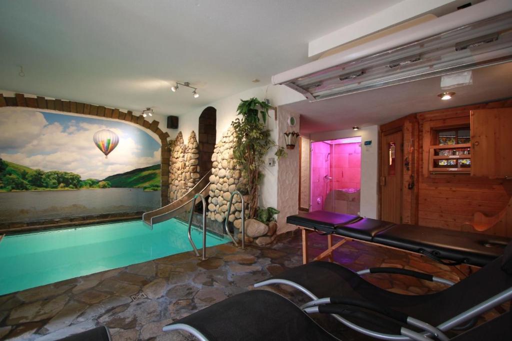 Kleine Ferienwohnung mit Hallenbad, Sauna und Dampfsauna zur Alleinnutzung in Zell