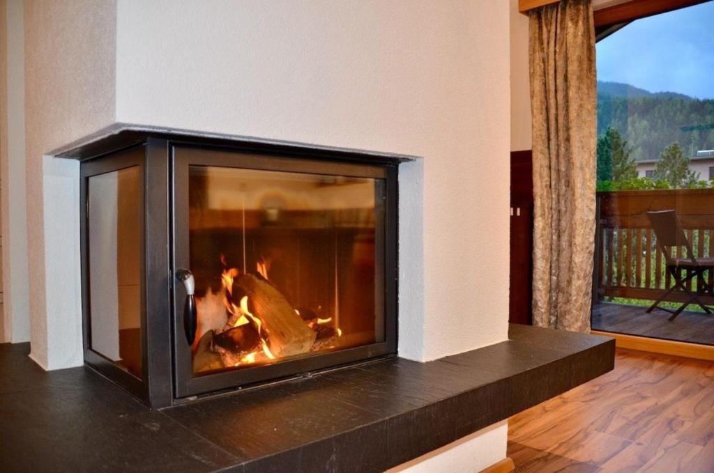 Modernes Appartement vor herrlicher Gebirgskulisse mit zwei Balkonen und Kamin photo 1