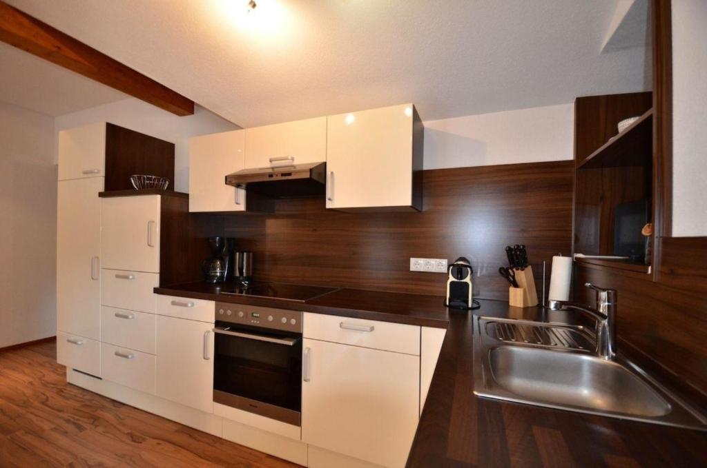 Modernes Appartement vor herrlicher Gebirgskulisse mit zwei Balkonen und Kamin photo 4