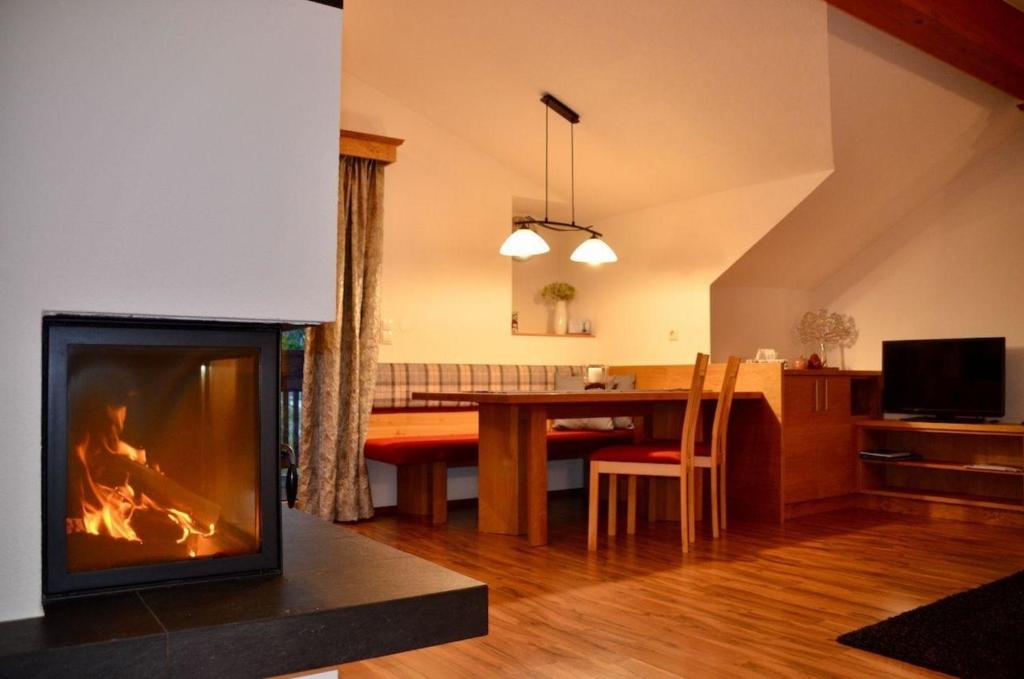 Modernes Appartement vor herrlicher Gebirgskulisse mit zwei Balkonen und Kamin photo 2