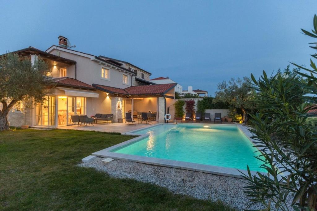 Villa Nar mit Pool und Panoramameerblick bei Porec