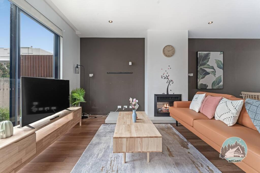 Aircabin - Docklands - Comfy - 2 Bedroom Townhouse photo 3