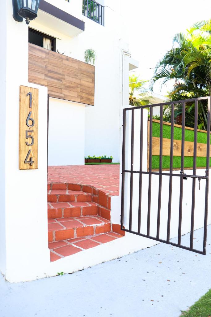Private Rooms in Duplex Home 4 Bath FQ Beds 1-3ppl photo 1