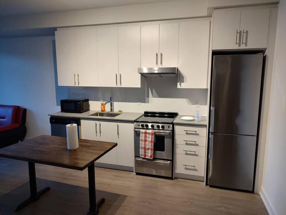 1 Bedroom Suite - Brand New building, Double bed photo 3