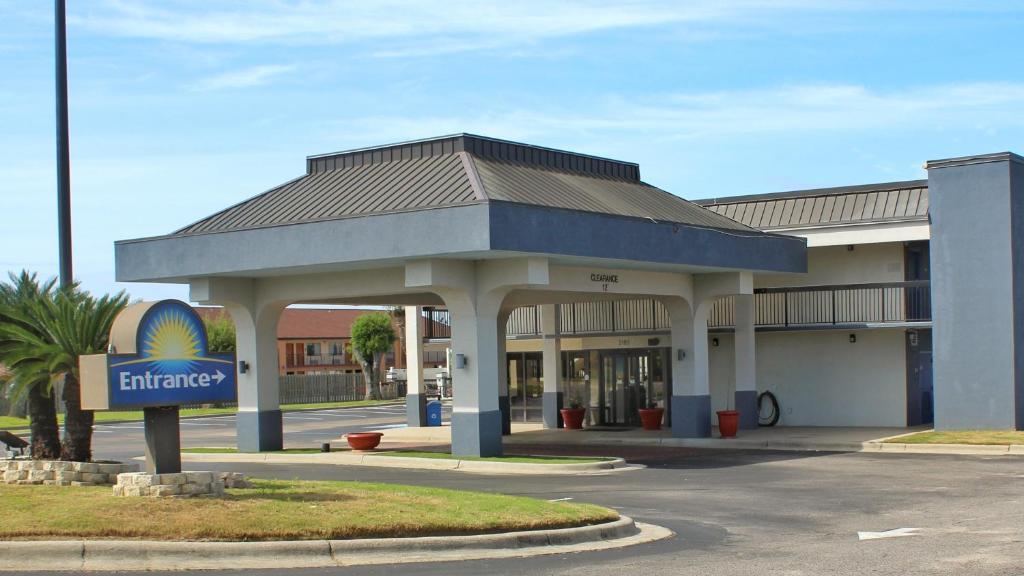 Days Inn by Wyndham Marianna image