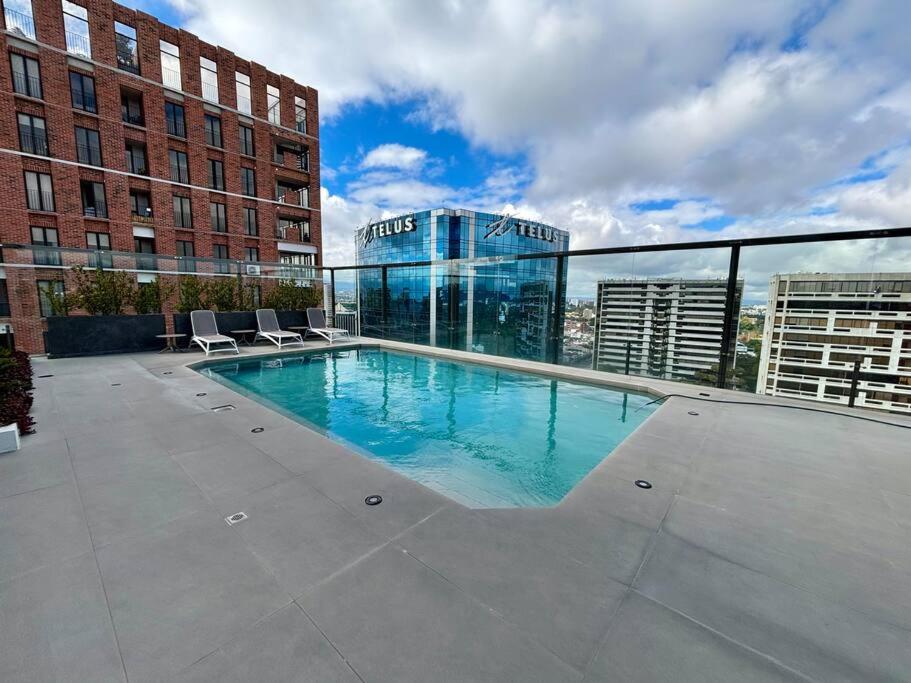 Beautiful 2 Bedroom with pool photo 3