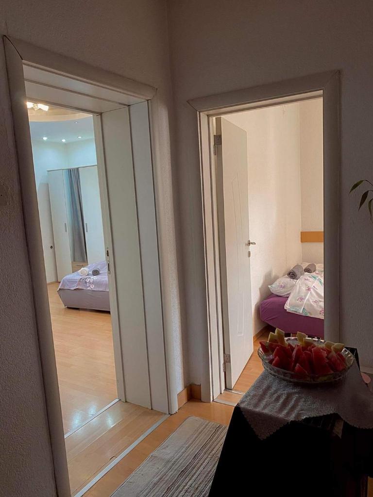 Central Comfort: 2 BR, 5-Minute Walk to Beach, Free Parking photo 3