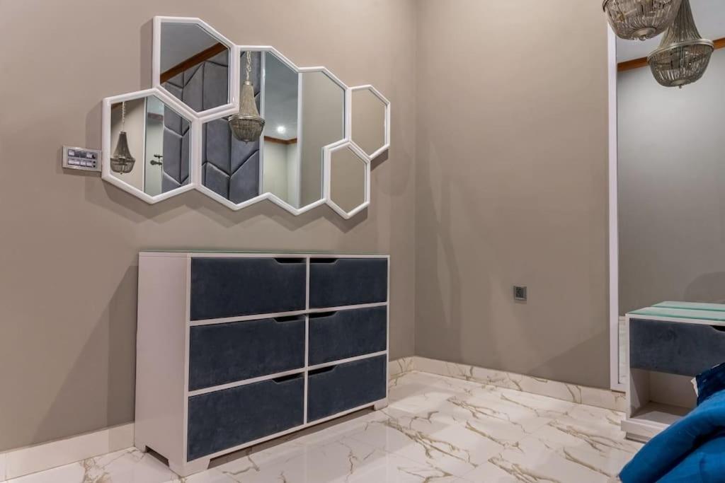 Royal FF,AC/Hygiene house 24/7 security modern photo 3
