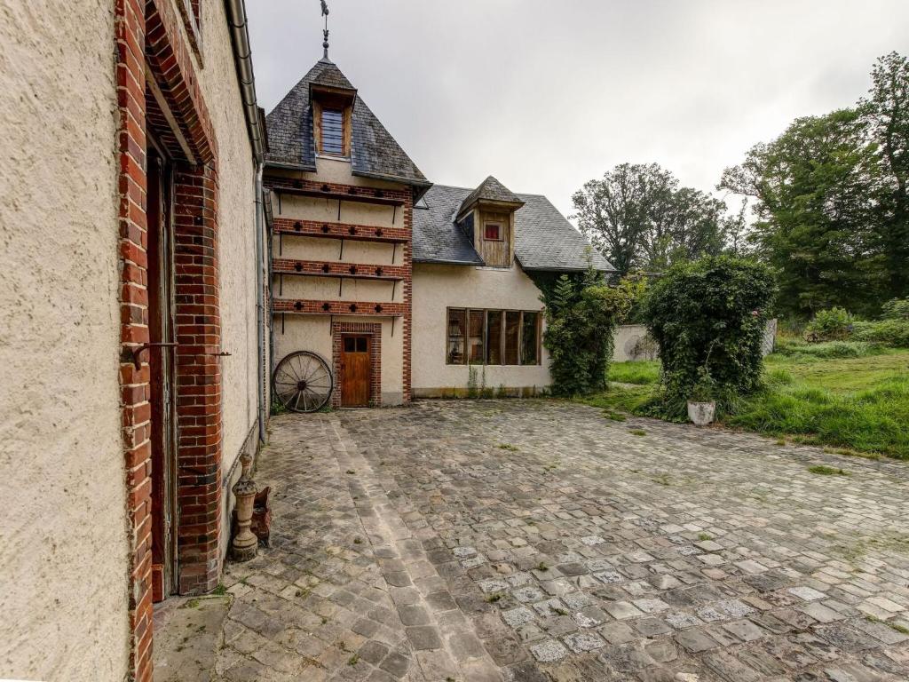 Pleasant Holiday Home in Raizeux with Garden photo 2