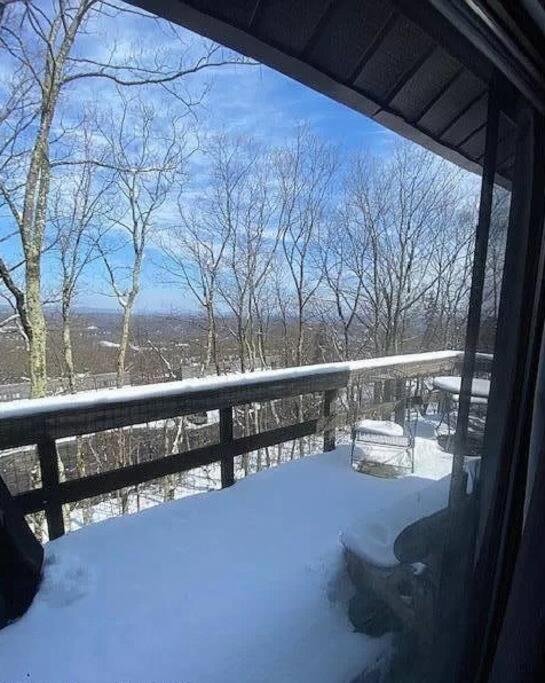 Stylish Townhouse Steps to Ski Mtn & Waterpark photo 2