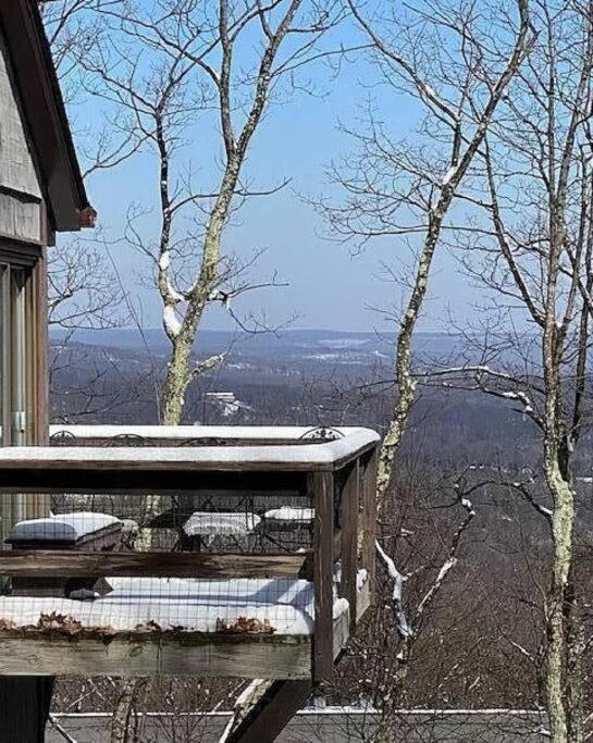 Stylish Townhouse Steps to Ski Mtn & Waterpark photo 1