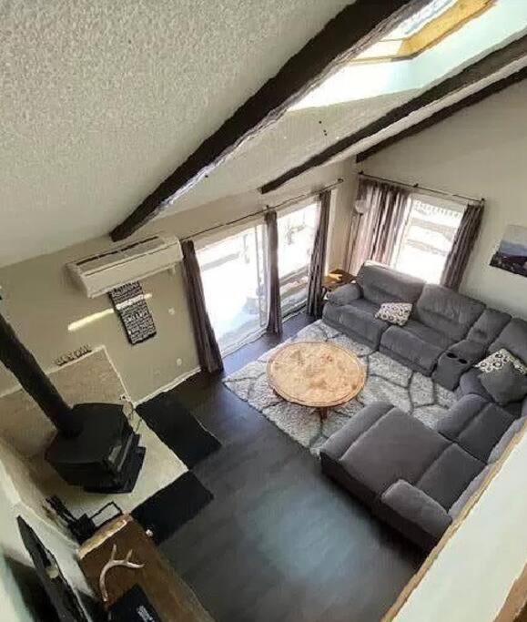 Stylish Townhouse Steps to Ski Mtn & Waterpark photo 4