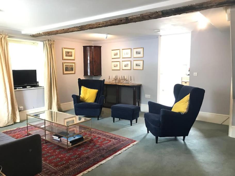 A gorgeous, two double bedroom, period cottage. - Tap to explore photos