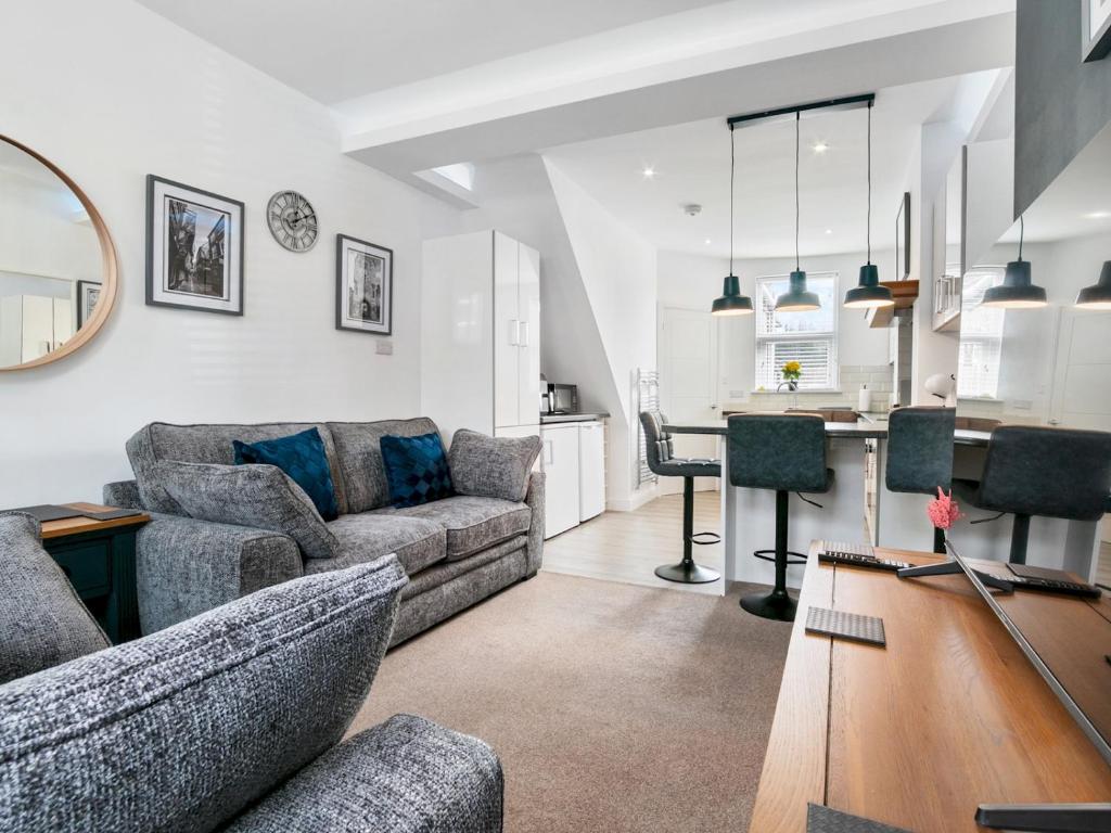 Refurbished 2 Bed Close To City Pass The Keys photo 1