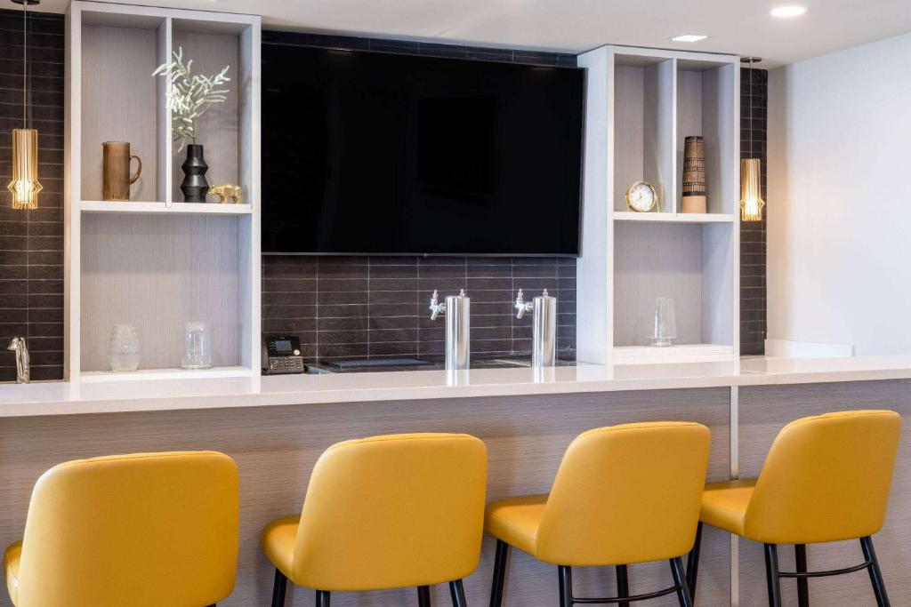 Microtel Inn & Suites by Wyndham Kanata Ottawa West photo 2