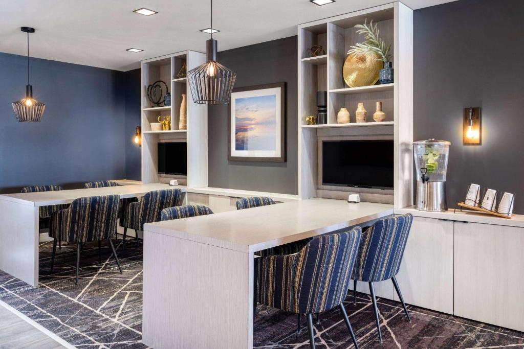 Microtel Inn & Suites by Wyndham Kanata Ottawa West photo 4