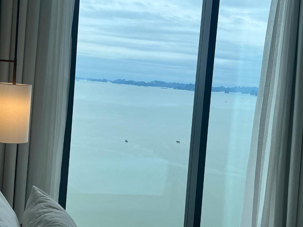 Modern 2BR/2B Ha Long Bay View - High Floor