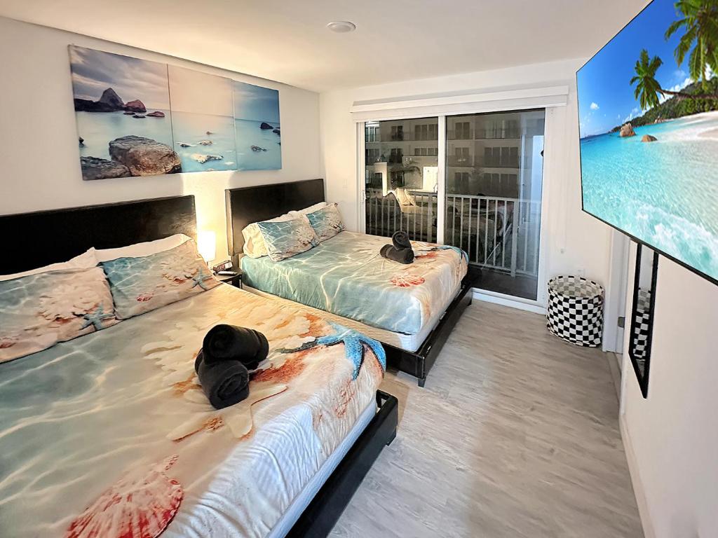 Vacay Spot experience Luna Sky! 65" TV BAR, BBQ, SHOWER massage jets, music, go to FL Keys photo 2