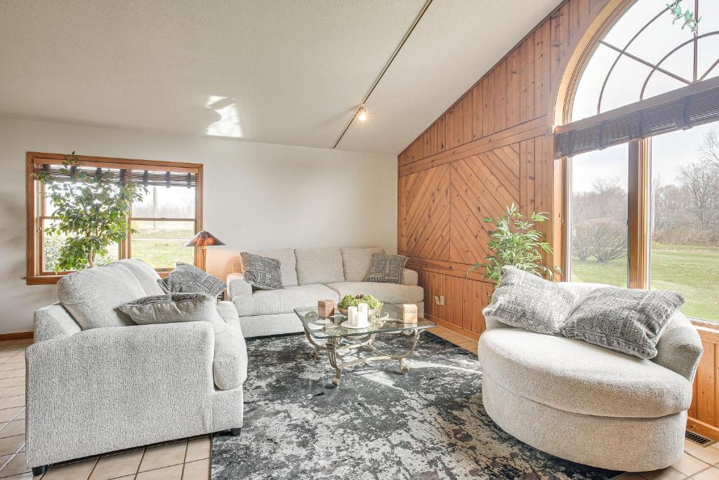 Pet-Friendly Ohio Escape with Pool, Deck and Fire Pit! photo 3
