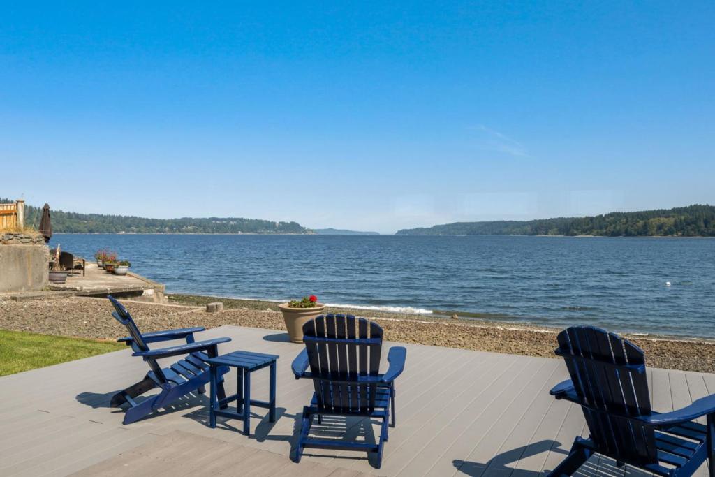 116 - Inviting Waterfront Haven BBQ photo 1