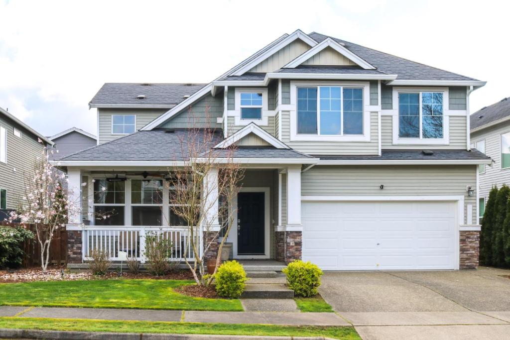 Spacious Kent Home Near SeaTac Airport with Patio photo 2