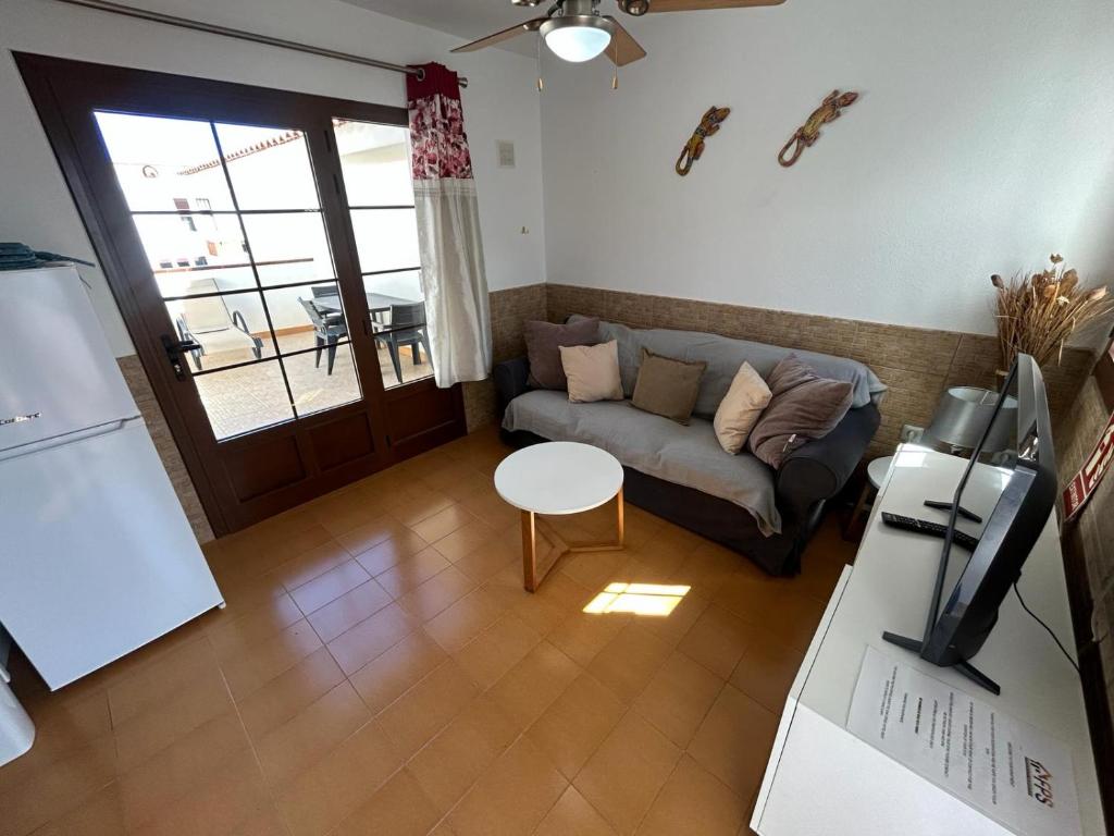 Lovely newly refurbished 1 Bedroom Flat Minutes From Sandy Beach,private terrace photo 1