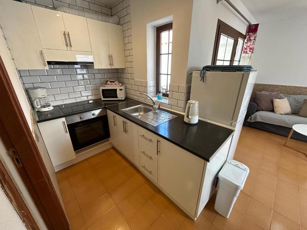 Lovely newly refurbished 1 Bedroom Flat Minutes From Sandy Beach,private terrace photo 4