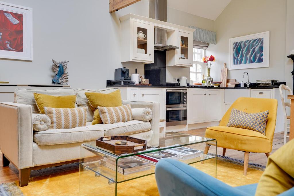 Pope Lodge: Stunning Stone Coach House Conversion photo 4
