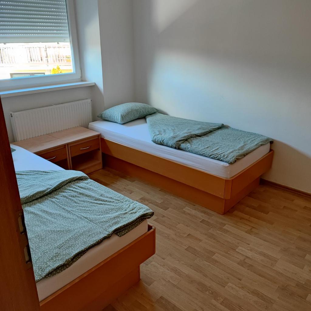 SOSTANJ VELENJE RAVNE SOBE ROOMS Vrtacnik d o o photo 1