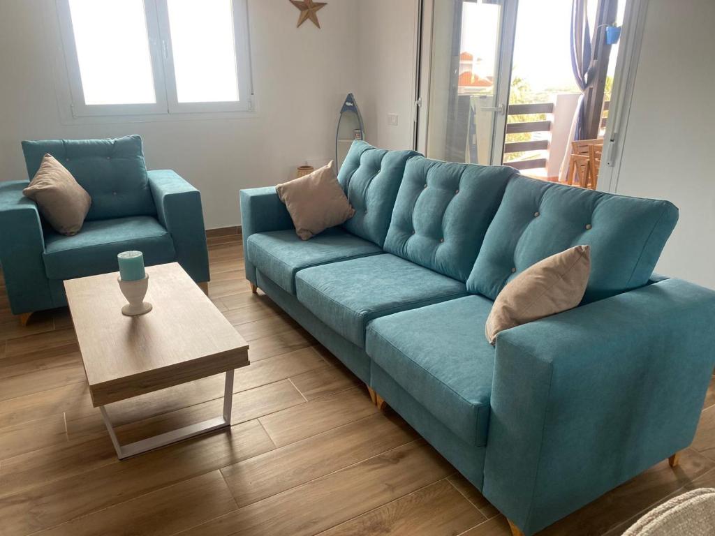 This spectacular 3-bedroom apart photo 3