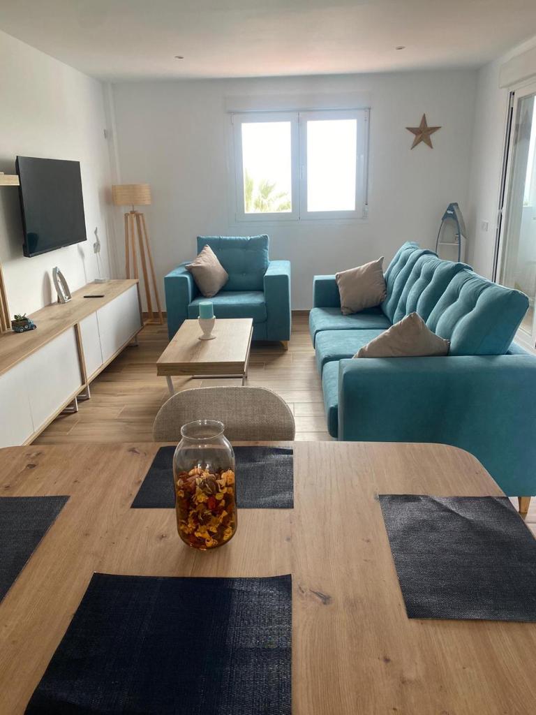 This spectacular 3-bedroom apart photo 1