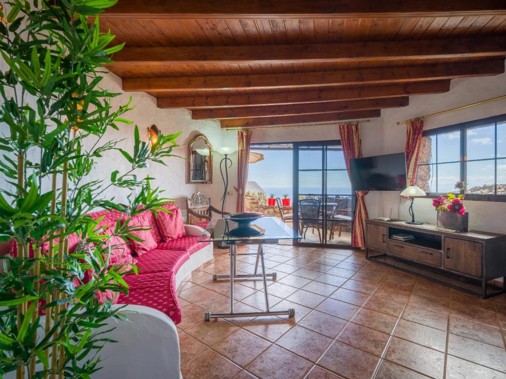 Castillo Lanzarote Villa 2 - Sleep in a Volcanic Cave