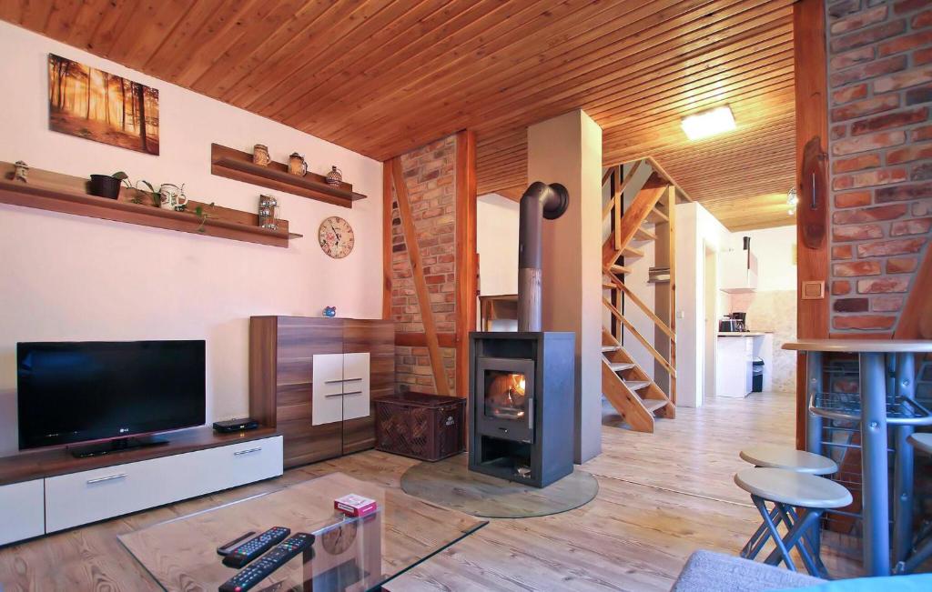 Nice Home In Oberuckersee Ot Melzow With Wifi photo 2