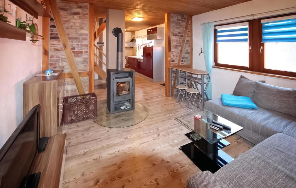 Nice Home In Oberuckersee Ot Melzow With Wifi photo 4