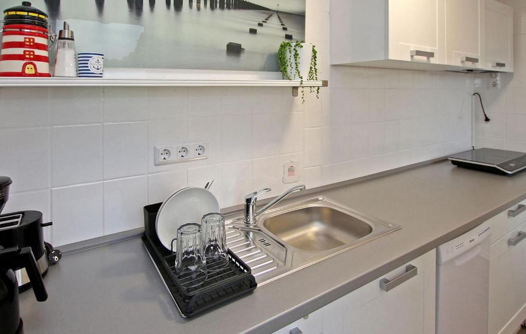 1 Bedroom Stunning Home In Kummerow photo 4
