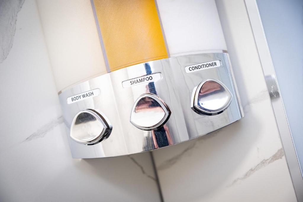 Kings Arms Suites - Luxury Double - Waterfall Shower - Self Check In - Tap to explore photos