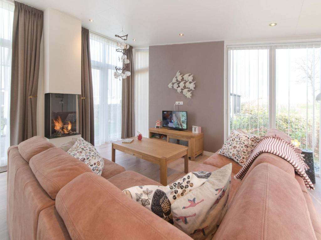 Modern cottage with a fireplace near the Oosterschelde photo 3